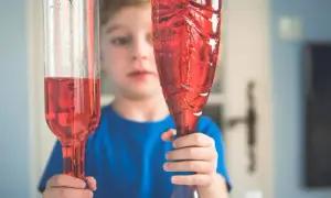 Eksperymenty z kolorami dla dzieci – proste i fascynujące zabawy w domu