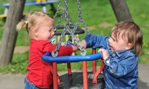 Plac zabaw w szkole: jak księgować? KŚT, amortyzacja, darowizny