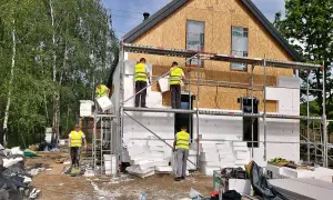Ocieplenie domu drewnianego: Poradnik krok po kroku i koszty 2026
