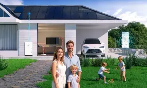 Famiglia felice davanti a casa con pannelli solari e sistema di accumulo. Gestione energetica intelligente con il fotovoltaico virtuale, visibile da smartphone.