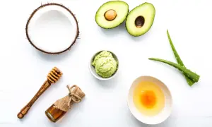 Ingredientes para una mascarilla casera para el pelo: coco, aguacate, aloe vera, miel y huevo.