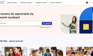 Uśmiechnięta studentka z książkami wskazuje na pole wyszukiwania na stronie platformy edukacyjnej.