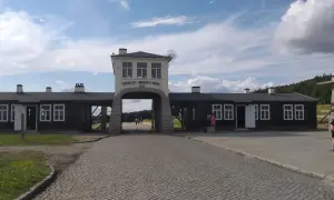 Brama z napisem "Arbeit Macht Frei" w Gross-Rosen. Cennik wstępu do muzeum jest dostępny online.