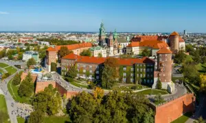 Wawel, jeden z najważniejszych zabytków i muzeów w Polsce, w otoczeniu zieleni i miasta.