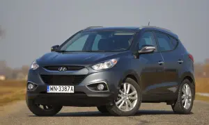 Szary Hyundai ix35 na drodze. Wymiana żarówki mijania w tym modelu jest prosta.