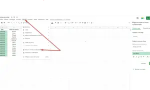 Dans Google Sheets, le menu "Format" permet d'accéder à "Mise en forme conditionnelle" pour étendre la formule.