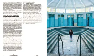 Une jeune femme explore une piscine abandonnée, un lieu typique des **urbex**. Les marches bleues mènent à un bassin vide, témoignant de son passé.