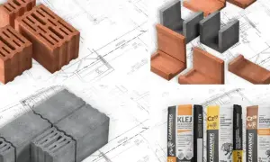 Cegły, pustaki i zaprawy budowlane, w tym materiały z keramzytobetonu, na tle planów architektonicznych.