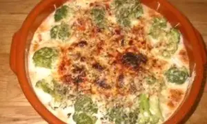 Un délicieux gratin de brocolis crémeux et gratiné, prêt à être dégusté.