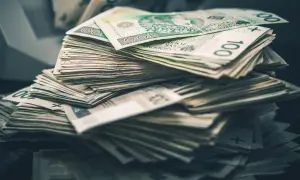 Góra stosu polskich banknotów 100 zł. Taka ilość pieniędzy to dla wielu osób symbol zadośćuczynienia i spełnienia marzeń.