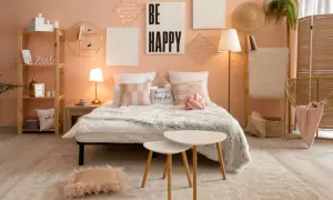 Sypialnia w stylu kawaii: łóżko z puszystymi kocami, poduszki w pastelowych kolorach, dekoracje ścienne z lampkami i napis "BE HAPPY".