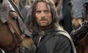Viggo Mortensen jako Aragorn w filmach "Władca Pierścieni", z koniem w zbroi.