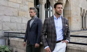 Elegancki mężczyzna w brązowej marynarce w kratę i jasnych spodniach. Dobra inspiracja, jaka marynarka do szarych spodni w kratę.