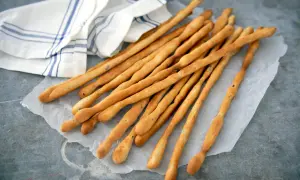 Krispiga grissini med örter, perfekta till förrätt eller som tilltugg. Ett enkelt grissini recept att prova!