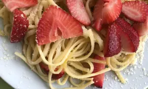 Makaron z truskawkami i parmezanem. Nietypowe połączenie smaków, które zaskakuje.