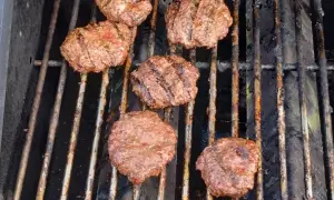 Jak zrobić kotlet na hamburgera, który zachwyci Twoich gości