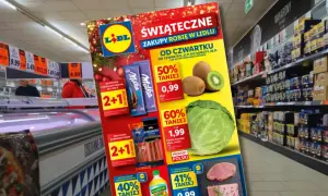 Ulotka promocyjna Lidla z produktami spożywczymi i zniżkami, w tle sklep.
