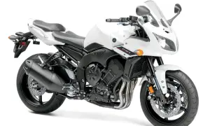Biały motocykl Yamaha FZ1, gotowy do jazdy.