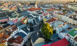 Blick über die Dächer von Olomouc, Tschechien, im goldenen Licht der Abendsonne. Bunte Häuser und historische Gebäude prägen das Stadtbild.