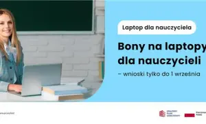 Uśmiechnięta nauczycielka przy biurku z laptopem. Bony na laptopy dla nauczycieli - wnioski tylko do 1 września.