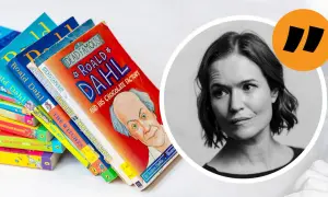 En stapel böcker av Roald Dahl, inklusive "Charlie och chokladfabriken", bredvid ett porträtt av en kvinna.
