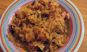 Pyszny bigos, który Ania gotuje, pachnie w całym domu. Na talerzu z kolorowymi paskami widać jego bogactwo.