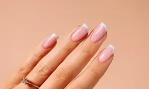 Dłoń z idealnym french manicure. Dowiedz się, jak przygotować płytkę paznokcia pod żel, by uzyskać taki efekt.
