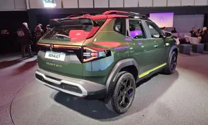 Nowy Renault Duster w zielonym kolorze z czerwonym dachem prezentuje się dynamicznie.