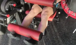 Persona esegue esercizi per rinforzare le ginocchia su una macchina da palestra.