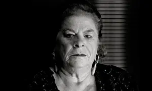 Retrato en blanco y negro de una mujer mayor con profundas arrugas y mirada intensa, capturando **expresiones jerezanas** llenas de carácter.