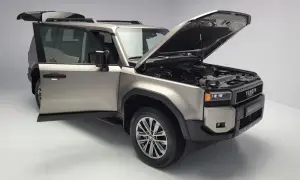 Nowy Toyota Land Cruiser 2025 z otwartą maską i drzwiami, gotowy do inspekcji.