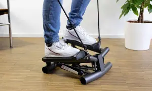 Person trainiert auf dem besten Stepper, um fit zu bleiben.