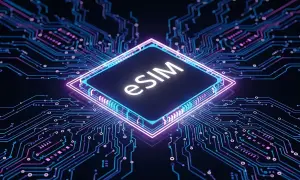 Elektroniczna karta SIM (eSIM) w centrum cyfrowego obwodu, symbolizująca przyszłość telefonów.