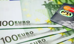 Banconote da 100 euro e una carta di credito, pronte per il rimborso spese.