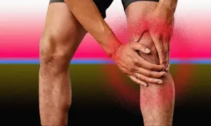 Dolore al ginocchio, con mani che stringono la rotula e la muscolatura del ginocchio evidenziata da un effetto rosso brillante.