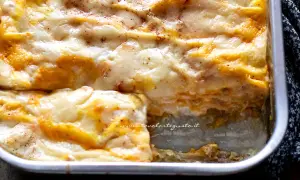 Lasagne zucca e salsiccia fatto in casa da Benedetta, dorate e filanti, pronte per essere gustate.