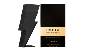 Czarny flakon perfum Bad Boy w kształcie błyskawicy i jego opakowanie.