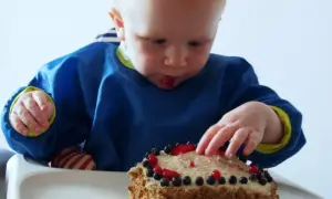 Zdrowy tort na roczek przepis: idealny dla malucha bez cukru