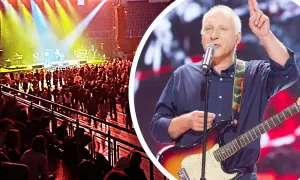 Wokalista z gitarą elektryczną na scenie, tłum widzów na elektryczne gitary koncertach.