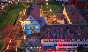 Luftaufnahme der Treuchtlinger Schlossweihnacht mit beleuchteten Buden und einem Weihnachtsbaum.