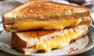Idealny ser do tostów? Ten roztopiony, ciągnący się cheddar z szynką to marzenie!