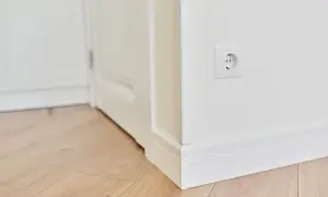 Los rodapiés blancos, igual que las puertas, crean un contraste elegante con el suelo de madera clara.
