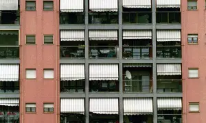 Facciata di un palazzo con balconi e tende da sole. Una possibile ripartizione spese facciata senza millesimi potrebbe considerare l'uso delle tende.