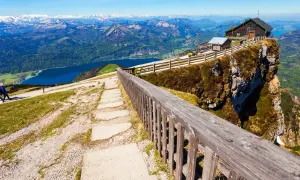 Widok na jezioro i góry z platformy widokowej. To jedne z najpiękniejszych atrakcji Austrii.