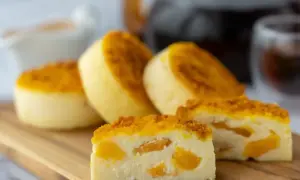 Mini serniczki z sera z wiaderka z kawałkami brzoskwini, posypane kruszonką. Idealne na deser.