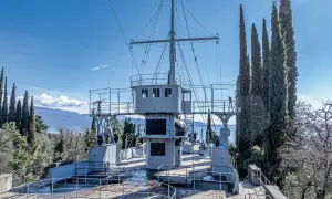 La **barca** del Vittoriale degli Italiani, un tempo dimora di D'Annunzio, con la sua imponente struttura e il mare sullo sfondo.