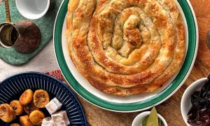 Złocisty, zawijany burek, suszone figi i lokum – to pyszne czarnogóra jedzenie.