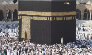 Folk samlas runt Kaba i Mecka. Här ligger den heliga platsen som miljontals pilgrimer besöker.