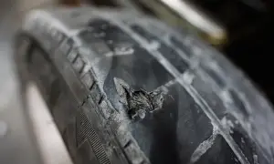 Gros plan sur un pneu de voiture endommagé, montrant une hernie. Combien de temps avant qu'il n'éclate ? Danger !
