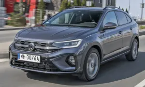 Szary Volkswagen Taigo w ruchu ulicznym. Sprawdź atrakcyjną vw taigo cena i wybierz swój wymarzony model.